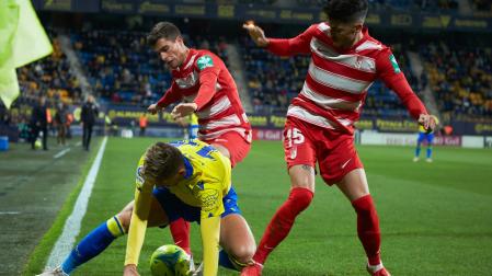 Disputa entre los futbolistas del Cádiz y Granada