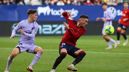 Kike Barja protege el balón ante la presión de Gavi en el Osasuna-Barcelona disputado el domingo en El Sadar