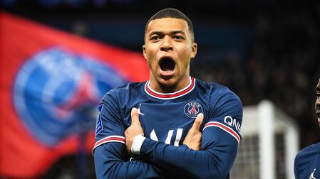 Kylian Mbappe celebra un tanto con el PSG contra el AS Monaco de la Ligue 1 francesa
