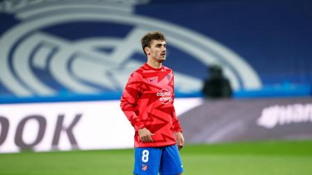 Antoine Griezmann calienta antes del derbi contra el Real Madrid en el Santiago Bernabéu