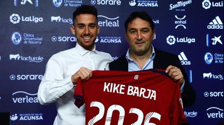 Kike Barja, junto al directo deportivo de Osasuna, Braulio Vázquez, en la rueda de prensa tras su renovación