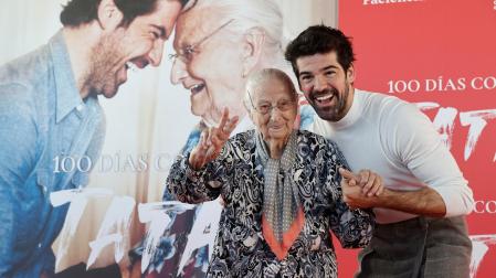 Miguel Ángel Muñoz junto a su abuela
