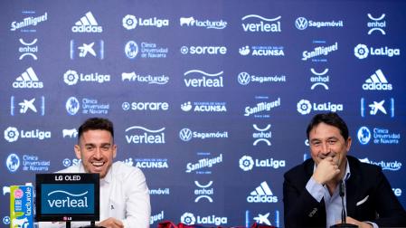 Braulio Vázquez, junto a Kike Barja en la rueda de prensa este martes por la renovación del canterano rojillo