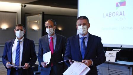 De izda a derecha: Javier Cortajarena, Ibón Urgoiti y Joseba Madariaga, director territorial, director de desarrollo de negocio y director del departamento de estudios de Laboral Kuxta, respectivamente