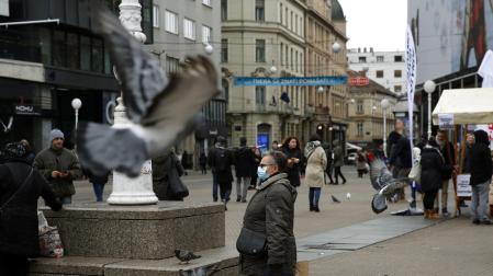 Una persona camina protegida con mascarilla en las calles de Zagreb