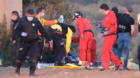 Un grupo de sanitarios asisten a uno de los heridos en el lugar donde estaba detenido el hombre que ha herido con un arma de fuego a tres excompañeros y a un mosso d¿esquadra en su huida
14 DICIEMBRE 2021;TIROTEO;CATALUÑA;MOSSO

Fabián Acidres / Europa Press

14/12/2021