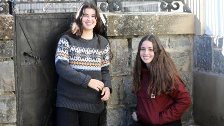 Nahia Artutx Mozo y Lakora Eguiguren Garro, alumnas de 4ª de ESO naturales de Roncal y Urzainqui, intervinieron en el foro de ayer en la Junta de Roncal en nombre de sus compañeros de instituto.