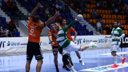 Pereira, en una acción del partido de Liga ante el Torrelavega el pasado mes de octubre