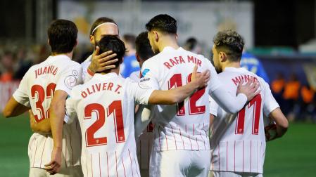 Los jugadores del Sevilla celebran el gol de Rafa Mir ante el Andratx