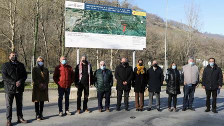 Autoridades posan en el inicio de las obras de la transformación de la N-121-A en una vía 2+1 en el tramo de Oronoz-Mugairi a Sunbilla