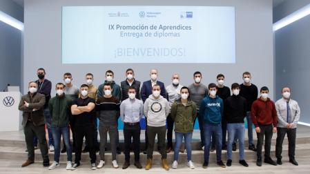 Un total de 16 alumnos, hoy trabajadores de la fábrica de Landaben, han obtenido el título de postgrado como expertos en sus respectivas especialidades de automoción