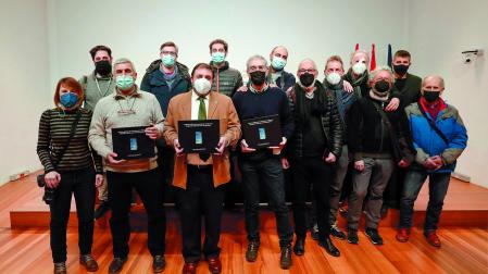 Fotógrafos de Aregna que han participado en 'Crónica gráfica de la pandemia en Navarra', en la presentación este jueves en el Parlamento.