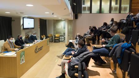 Asistentes a la asamblea de la Mancomunidad de la Ribera celebrada ayer en Tudela.