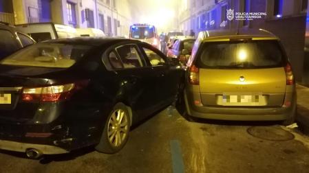 Imagen de uno de los coches que ha chocado contra varios vehículos estacionados