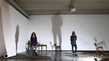 Los artistas Pía Troggio y Adán Hernández, el pasado miércoles en la instalación que están creando en el Centro Huarte
