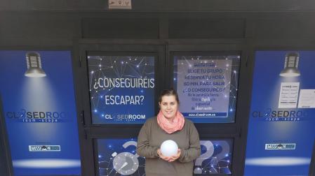 Maider Zubasti sostiene la luna, el objeto mágico que tendrán que recuperar los participantes.