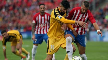 kenan Kodro pelea por un balón en la final de la promoción de ascenso a Primera División entre Osasuna y Girona en la temporada 2015-2016