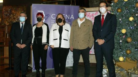 El director de Laboratorios CINFA, Juan Goñi; la consejera de Salud del Gobierno de Navarra, Santos Induráin; la presidenta del COFNA, Marta Galipienzo; el premiado, Hesham Salman, y el subdirector de Farmacia del SNS-O, Antonio López