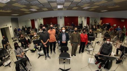 Fotografía tomada antes del ensayo del viernes. De pie, desde la izquierda, Martxel Rodríguez, Jon Alonso, Vicent Egea, Martín Los Arcos y Carmen Larraz, rodeados de los músicos de La Pamplonesa.