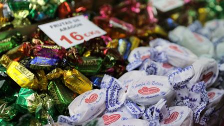 Turrón y mazapán en un puesto en el Mercado de San Isidro, en Madrid