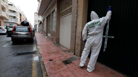La Guardia Civil precinta la vivienda donde esta madrugada una mujer ha sido muerta por su pareja, la cual se ha entregado más tarde