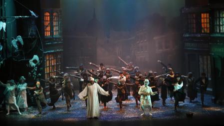 Integrantes de Ópera de Cámara de Navarra (OCN), representando ‘Cuento de Navidad’ en el Teatro Arriaga de Bilbao, en enero de 2018. La ópera, con libreto de Pablo Valdés y música de Íñigo Casalí, es una adaptación de la clásica novela corta del británico Charles Dickens ‘A Christmas Carol’ (1843). En ella, el avaro Evenezer Scrooge sufre una conversión tras la visita de sus fantasmas en Nochebuena