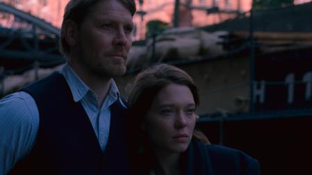 Personajes con la mirada sostenida en el horizonte, uno de los planos más empleados en el filme