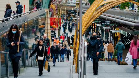 Gente paseando por las calles de Rotterdam