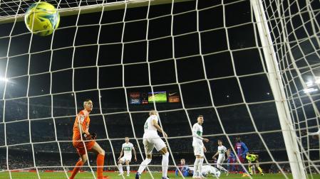 El meta del Elche, Edgar Badía, contempla cómo entra el disparo de Nico que supuso el 3-2 definitivo