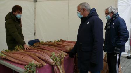 Dos clientes preguntan en uno de los puestos de venta de cardo rojo