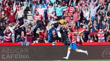 La grada ovaciona a Jorge Molina tras anotar uno de los tres goles que le marcó al Mallorca