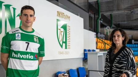 Martín Ganuza y la presidenta de Anaitasuna, Mertxe López