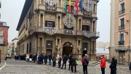 Colas en la plaza Consistorial para adquirir el calendario