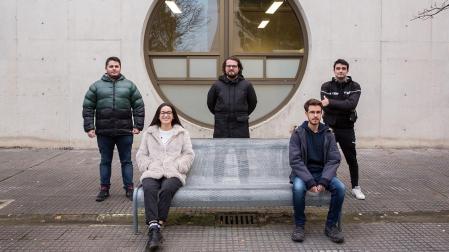 Los desarrolladores de “MiLuz” en el campus de la UPNA. De izquierda a derecha, de pie, Miguel Ángel Sánchez, Patxi Andueza y Alejandro Zancas; sentados, Tyurkiyan Dzhemalova y Javier Mc Conaghy