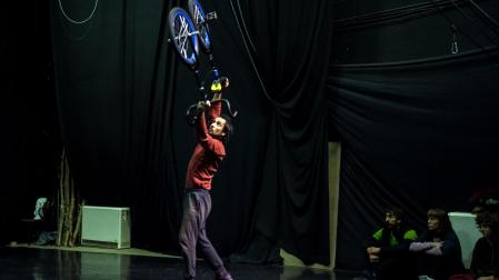 Un artista realiza un número de bicicleta acrobática.