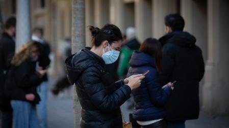 Varias personas hacen cola para hacerse test y otras pruebas de covid, en el laboratorio Echevarne, a 20 de diciembre de 2021, en Barcelona