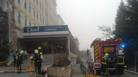 Bomberos, durante las tareas de extinción.