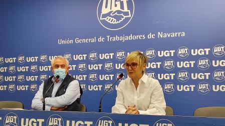 El secretario general de UGT de Navarra, Jesús Santos, y la secretaria de Política Sindical, Marisol Vicente, en rueda de prensa