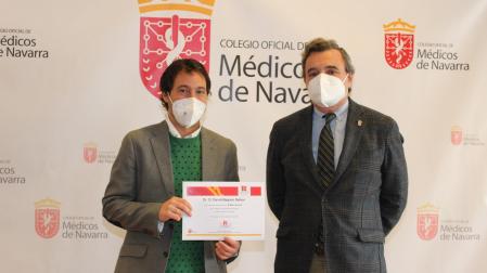 Rafael Teijeira, presidente del Colegio de Médicos de Navarra, entregó la Beca Senior 2021 a David Nagore