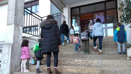 Un grupo de escolares accede al colegio de Garralda, en el valle de Aezkoa