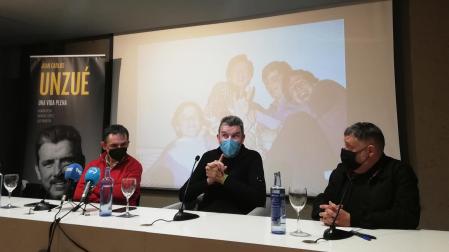 Un momento de la presentación con Juan Carlos Unzué en el centro de la imagen