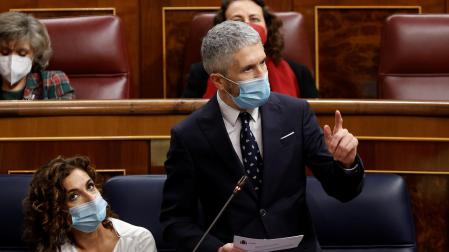 La ministra de Hacienda y el ministro del Interior durante la sesión de control al Gobierno este miércoles en el Congreso