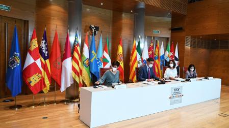 Pedro Sánchez junto a las ministras María Jesús Montero, Isabel Rodríguez y Carolina Diaria antes del inicio de la conferencia de presidentes