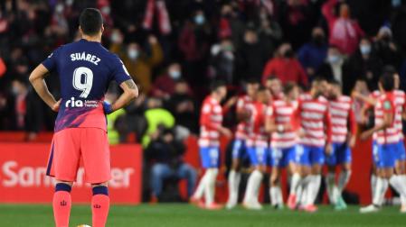 Luis Suárez observa cómo los futbolistas del Granada celebran un gol