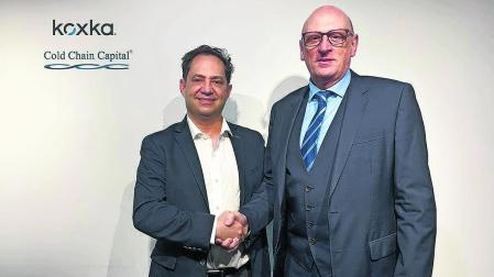 Greg Deldicque (izquierda), managing director de CCCHE, junto con Ignacio Razkin, presidente de Koxka, ayer durante la firma de venta de la planta de Kobol