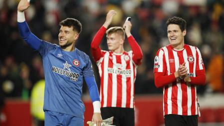 Álvaro Fernández, en un partido reciente con el Brentford de la Premier League.