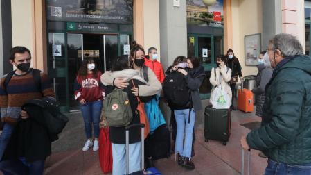 Este jueves fue un día de recibimientos y de despedidas en la estación de tren de Pamplona