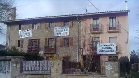 Una de las viviendas con carteles reivindicativos