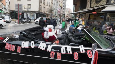 Papá Noel saluda desde su coche descapotable durante su recorrido por Tudela