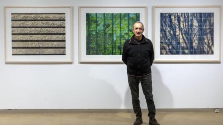 Carlos Cánovas con algunas de las fotografías que muestra en la exposición Naturaleza y Control, en la Casa de Cultura de Zizur Mayor